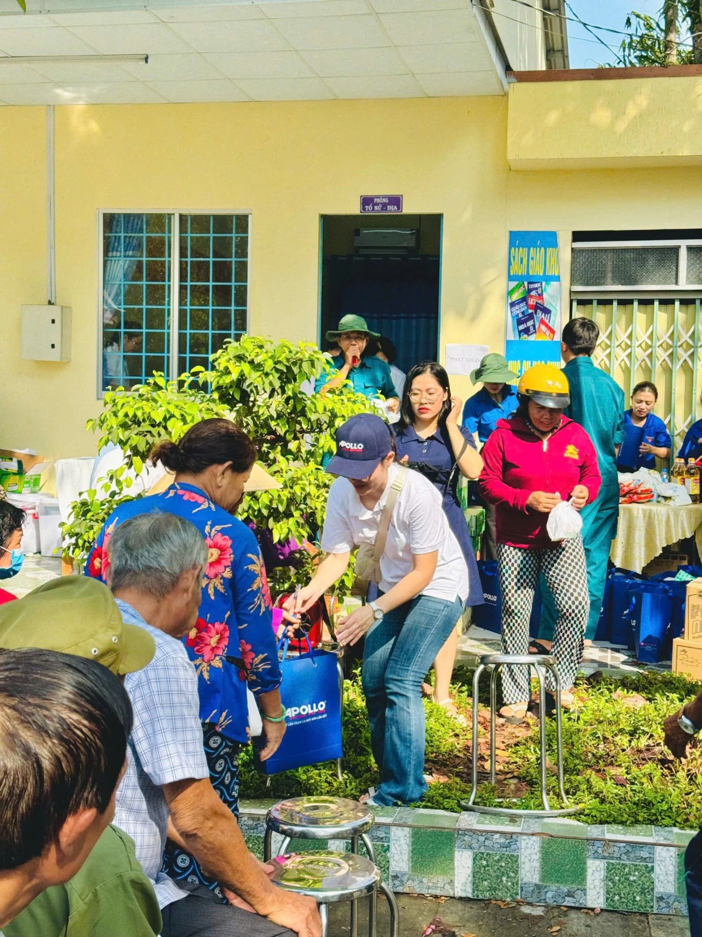https://static.quochuyanhcorp.vn/21535/2025/Thiện nguyện Kiên Giang/z6546305749511_1d2b3f4d34b43746c1232e8ba7d808b0.jpg